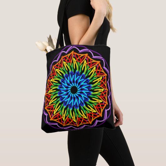 Radiant Rainbow Mandala - Lebhafte Farben Tasche (Von Nahem)