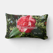Radiant Red Camellia - Personalisierter Muttertag Lendenkissen (Rückseite)