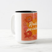 "Radiate Positivity" Retro Sunburst Art | 70s Styl Zweifarbige Tasse (Vorderseite Links)