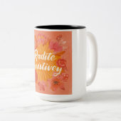 "Radiate Positivity" Retro Sunburst Art | 70s Styl Zweifarbige Tasse (VorderseiteRechts)