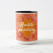 "Radiate Positivity" Retro Sunburst Art | 70s Styl Zweifarbige Tasse (Mittel)