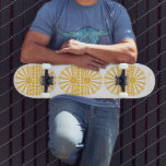 RADIATE Sei der Sonnenschein Vintag Retro Gold 2-W Skateboard<br><div class="desc">Das Sonnenscheinmotiv in Omelgolden. Retro-Feeling-Illustration mit handgeschriebenem RADIATE-Design mit einem 70er-Flair und einem handgezeichnet Abzeichen mit Sonnenstrahlen mit SUNSHINE-Schrift. Gut als Leckerei für sich selbst oder perfekt als Geschenk für Familie, Freunde und Mitarbeiter. Kann mit eigener Text-, Schriftart- und Hintergrundfarbe angepasst werden, oder Text kann nach Wunsch entfernt werden. Einzigartige...</div>