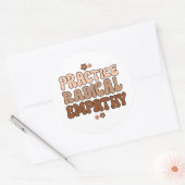 Radikale Empathie üben Runder Aufkleber (Umschlag)