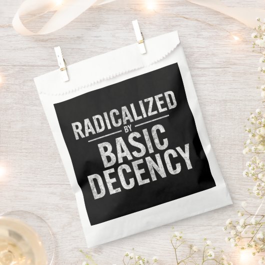 radikalisiert durch Anstand und Funny Geschenktütchen (Ausgeschnitten)
