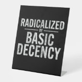 radikalisiert durch Anstand und Funny Sockelschild (Vorderseite)