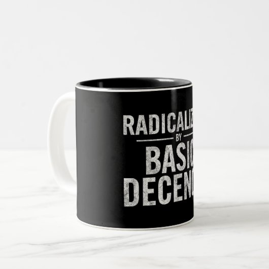 radikalisiert durch Anstand und Funny Zweifarbige Tasse (Vorderseite Links)