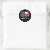 Radikalisiert durch Basic Decallé USA Flag Runder Aufkleber (Tasche)