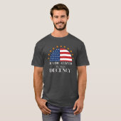 Radikalisiert durch Basic Decallé USA Flag T-Shirt (Vorne ganz)