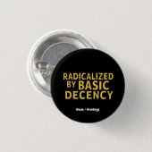 Radikalisiert durch "Basic Decency Women's Funny T Button (Vorne & Hinten)