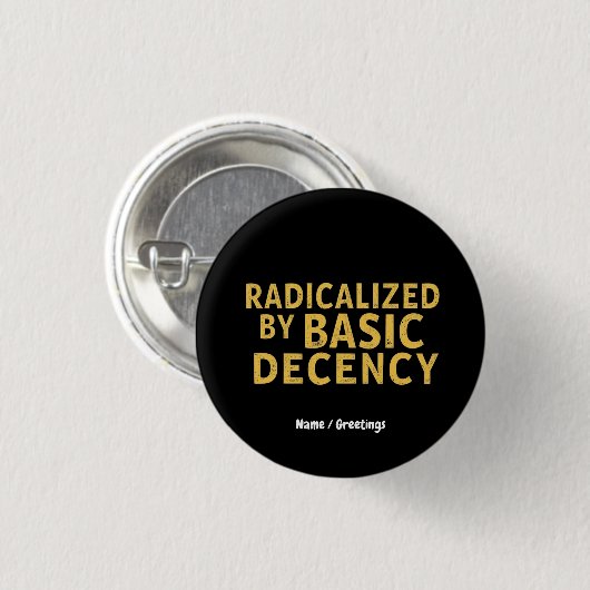 Radikalisiert durch "Basic Decency Women's Funny T Button (Vorne & Hinten)
