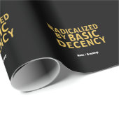 Radikalisiert durch "Basic Decency Women's Funny T Geschenkpapier (Rolleneckpunkt)