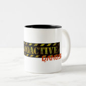 Radioaktiver Warnzeichen| cooler Grunge Zweifarbige Tasse (VorderseiteRechts)