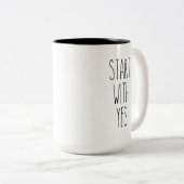 RAE DUNN Beginnen Sie mit Ja Kaffee Tasse (VorderseiteRechts)