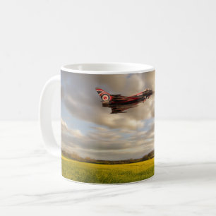 RAF Typhoon Eurofighter über Rapssamen c Kaffeetasse