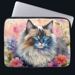 Ragdoll Cat Floral Portrait Laptopschutzhülle<br><div class="desc">Die Laptop-Hülle ist mit zarten Aquarellkunstwerken einer schönen Puppenkatze aus Lappen umgeben von Blume in einem weiblichen ästhetischen Tierportrait ausgestattet. Die flauschige,  blau-mit Augen Katze starrt in diesem lebendigen,  mehrfarbigen Blumengemälde zur Seite.</div>