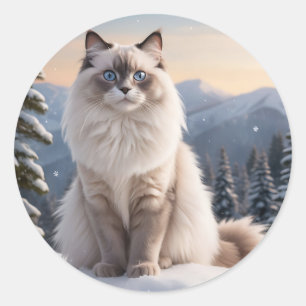 Ragdoll Katze auf dem Snowy Mountain mit Serene Wi Runder Aufkleber