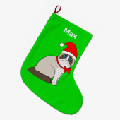 Ragdoll Katze gekleidet in der Weihnachtsmannmütze Großer Weihnachtsstrumpf (Vorderansicht (hängend))