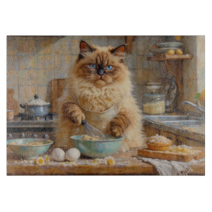 Ragdoll-Katze kocht in der Küche Schneidebrett