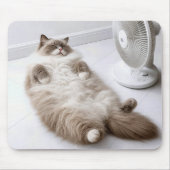 Ragdoll-Katze kühlt sich an einem Ventilator ab Mousepad (Vorne)