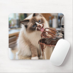 Ragdoll-Katze leckt Mixer-Schlagbesen Mousepad