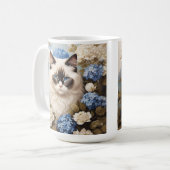 Ragdoll Katze mit Blue Hydrangea-Blume Kaffeetasse (Vorderseite Links)