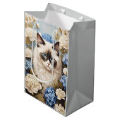 Ragdoll Katze mit Blue Hydrangea-Blume Mittlere Geschenktüte (Vorderseite Schrägansicht)