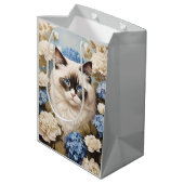 Ragdoll Katze mit Blue Hydrangea-Blume Mittlere Geschenktüte (Rückseite Schrägansicht)