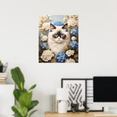 Ragdoll Katze mit Blue Hydrangea-Blume Poster (Heimbüro)