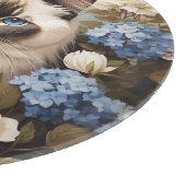 Ragdoll Katze mit Blue Hydrangea-Blume Schneidebrett (Ecke)