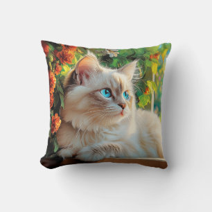 Ragdoll Katzenportrait mit Blume Kissen