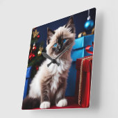 Ragdoll Kitten Christmas Present Quadratische Wanduhr (Winkel)