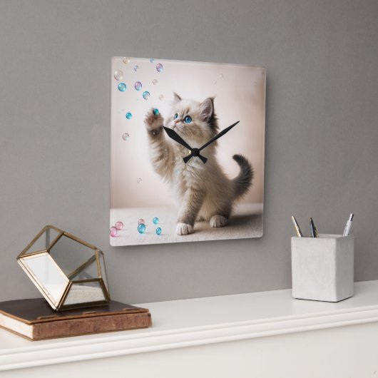 Ragdoll Kitten mit Seifenblasen Quadratische Wanduhr (Büro)