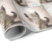 Ragdoll Kitten spielen mit Blasen Geschenkpapier (Rolleneckpunkt)