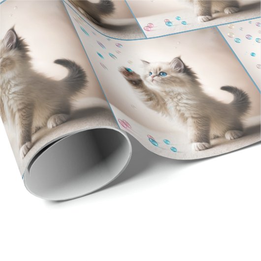 Ragdoll Kitten spielen mit Blasen Geschenkpapier (Rolleneckpunkt)