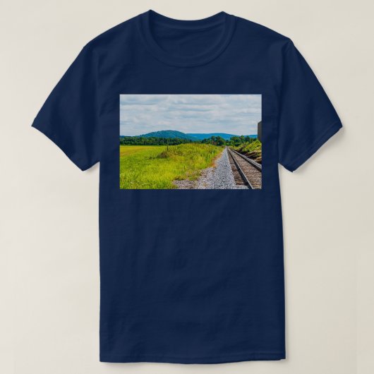 Railroad Tracks and Mountains in Gettysburg PA T-Shirt (Design vorne)