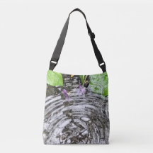 Rain Drop Swirling Whirlpool mit violetten Blumen
