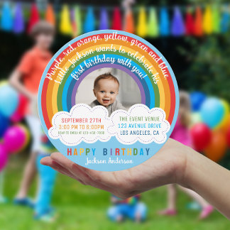 Rainbow Arch über dem ersten Geburtstag des Wolken Einladung