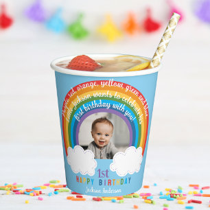 Rainbow Arch über dem ersten Geburtstag des Wolken Pappbecher