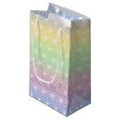 Rainbow Asanoha Geometric Pattern Kleine Geschenktüte (Vorderseite Schrägansicht)