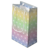 Rainbow Asanoha Geometric Pattern Kleine Geschenktüte (Rückseite Schrägansicht)