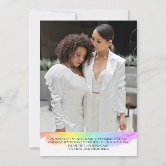 Rainbow Black Brush Script Let's Party Foto Einladung (Rückseite)