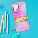 Rainbow Blue und Pink Bokeh Samsung Galaxy Hülle<br><div class="desc">Fügen Sie eine Touch Persönlichkeit zu Ihrem Telefon mit unserem personalisierten Rainbow Blue und Pink Bokeh Handy Gehäuse. Dieses Gehäuse weist ein wunderschönes pastellrosa, blaues und grünes Bügelmuster mit weißen Glitzern und einem goldenen Abzeichen auf, das mit Ihrem Namen (oder Monogramm, wenn Sie es bevorzugen) personalisiert werden kann. Die Gehäuse...</div>