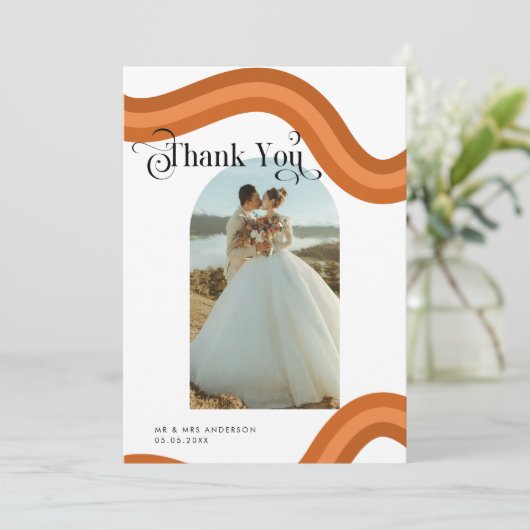 Rainbow Boho Arch Foto Retro Script 70er Wedding Dankeskarte (Stehend Vorderseite)