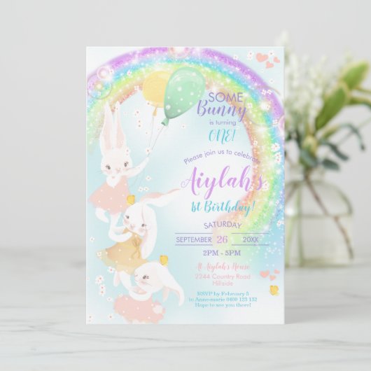 Rainbow Bunny 1. Geburtstag Einladung (Stehend Vorderseite)