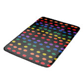 Rainbow Candy Dots auf Schwarz Badematte (Schrägansicht)