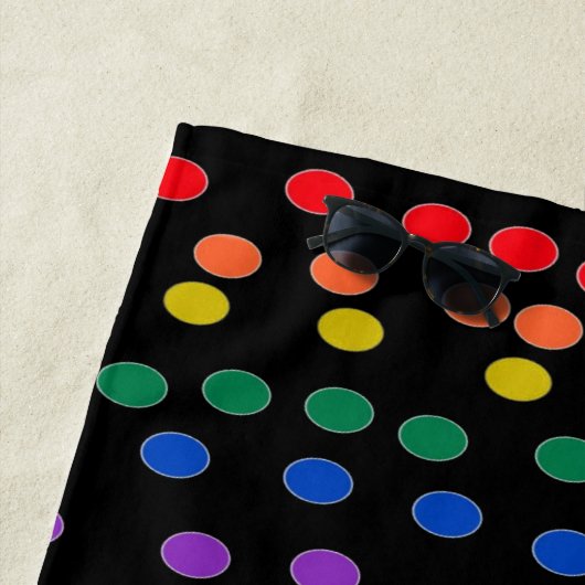 Rainbow Candy Dots auf Schwarz Strandtuch (Beispiel)