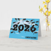 Rainbow Clouds 2026 Black Graduation Hats Karte (Gelbe Blume)