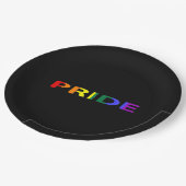 Rainbow Colored Pride Word Pappteller (Schrägansicht)