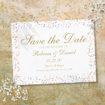 Rainbow Confetti Gold Script Save the Date Ankündigungspostkarte<br><div class="desc">Personalisieren Sie Ihre Namen und Details mit einem schönen goldenen Skript auf einem zarten Regenbogenkonfetti Hintergrund. Entwickelt von Thisisnotme©</div>