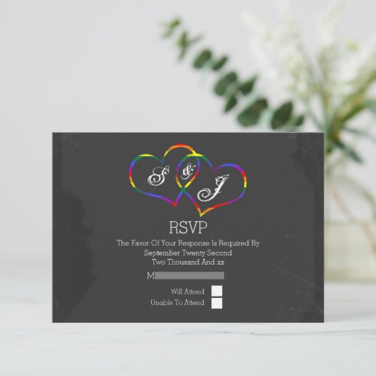 Rainbow Doodle Heart Chalkboard Gay Wedding RSVP Karte (Stehend Vorderseite)
